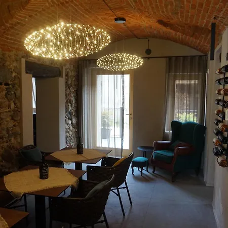 Decanter House - Wine Alto Piemonte Lantgård *